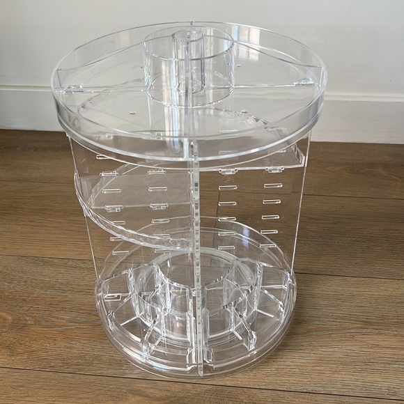 Sold!!! 🚨 Acrylic rotating makeup organizer - Picture 4 of 4